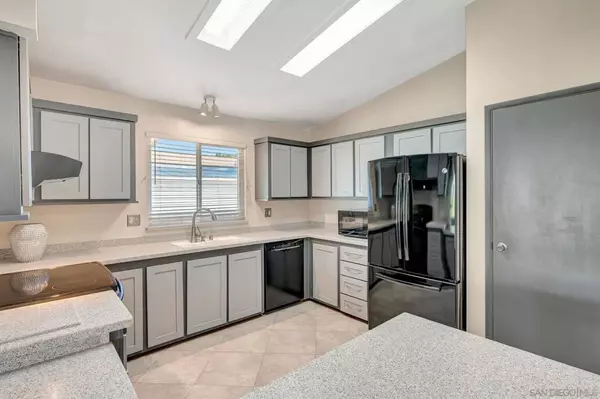 Escondido, CA 92026,8975 Lawrence Welk Dr #30
