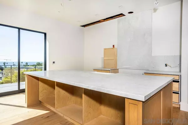 La Jolla, CA 92037,5762 Bellevue Avenue