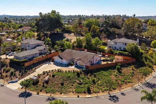1935 Cresthaven Dr, Vista, CA 92084