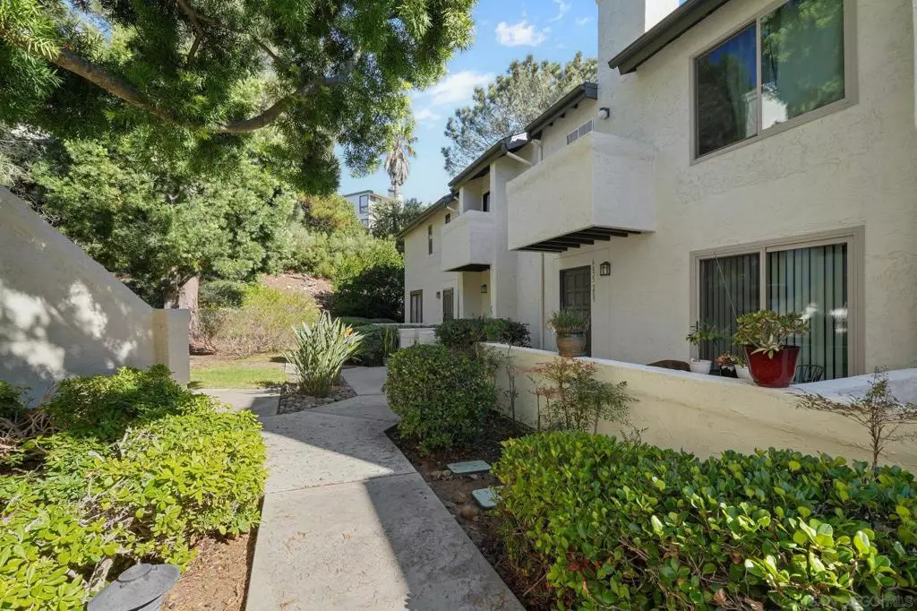 San Diego, CA 92111,6655 Canyon Rim Row #208