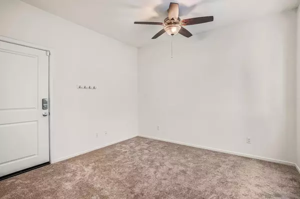 Escondido, CA 92025,225 Royal Glen #408