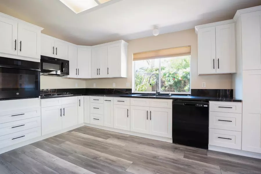 1162 Meadow Lake Dr, Vista, CA 92084