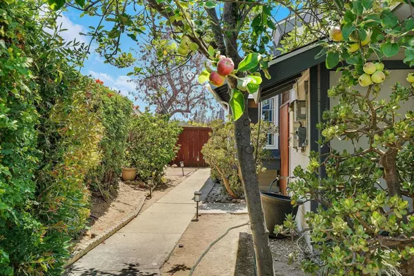 San Diego, CA 92105,5233 Caminito Cachorro