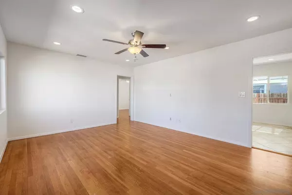 San Diego, CA 92111,7441 Beagle St