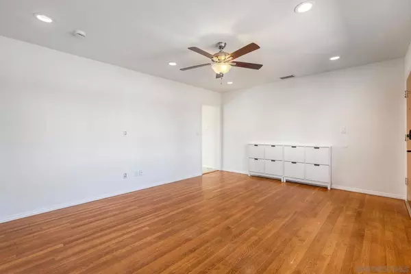 San Diego, CA 92111,7441 Beagle St