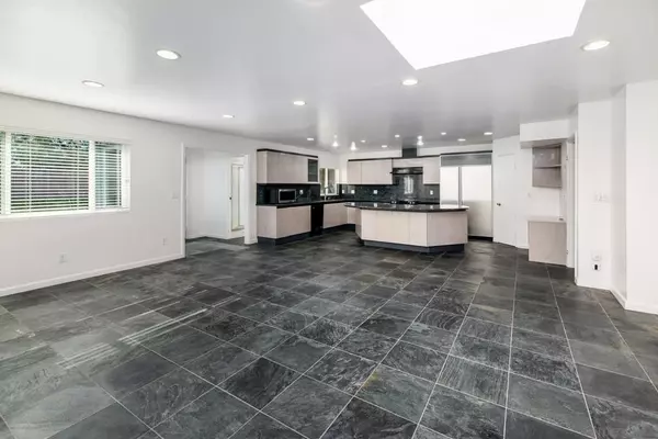 La Jolla, CA 92037,8686 Cliffridge Ave