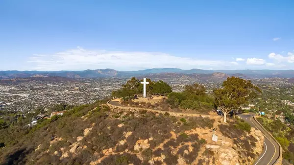 La Mesa, CA 91941,9775 Alto Dr