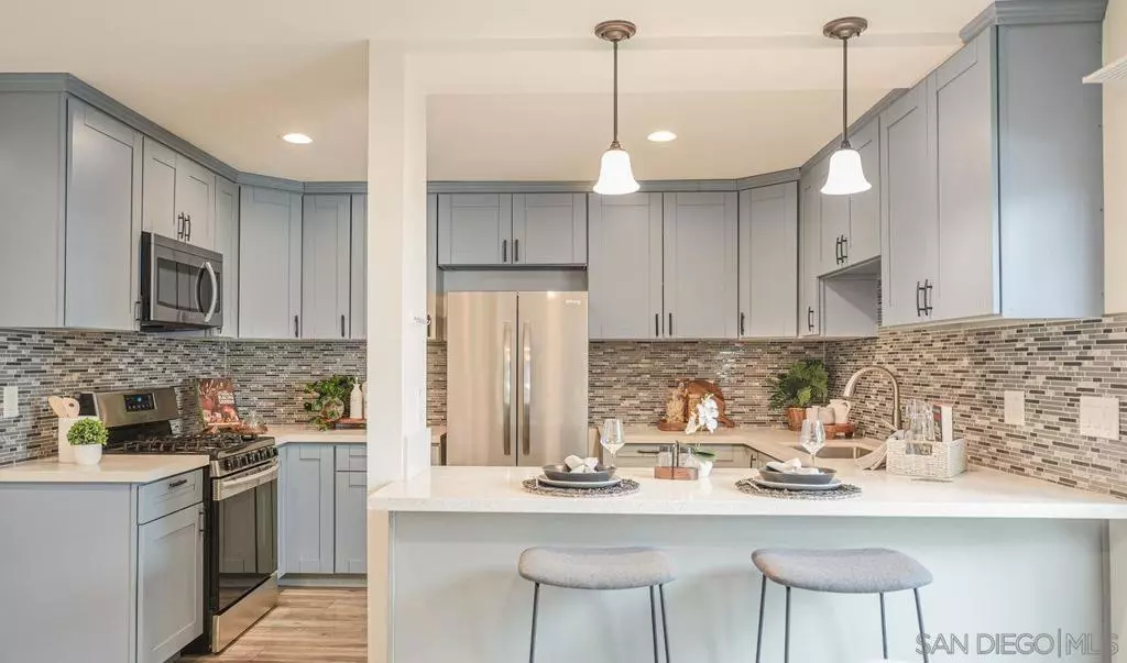 San Diego, CA 92122,4064 Crystal Dawn #105