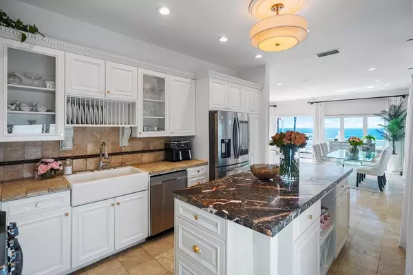 Oceanside, CA 92054,208 S Pacific St