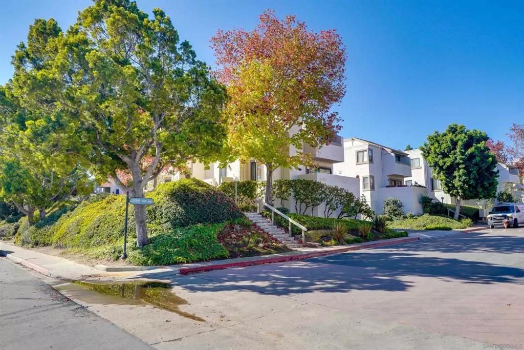 La Jolla, CA 92037,8430 Via Sonoma #49