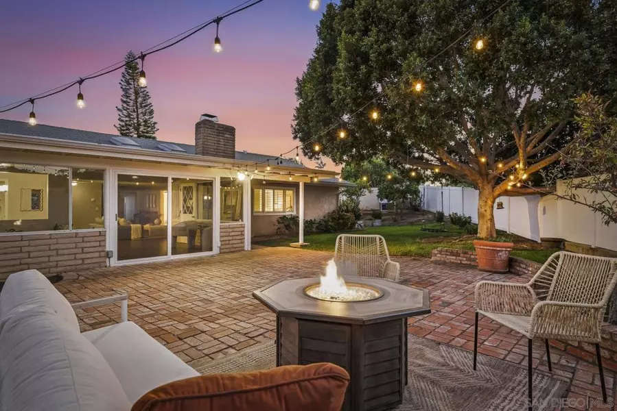 1350 La Mirada Way, Escondido, CA 92026