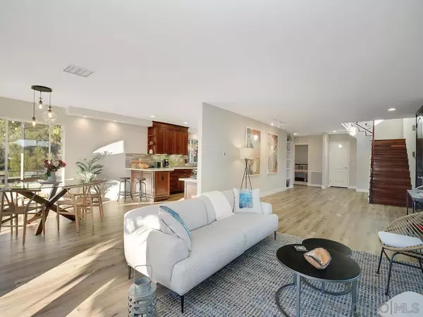 La Jolla, CA 92037,918 Sandpiper Pl