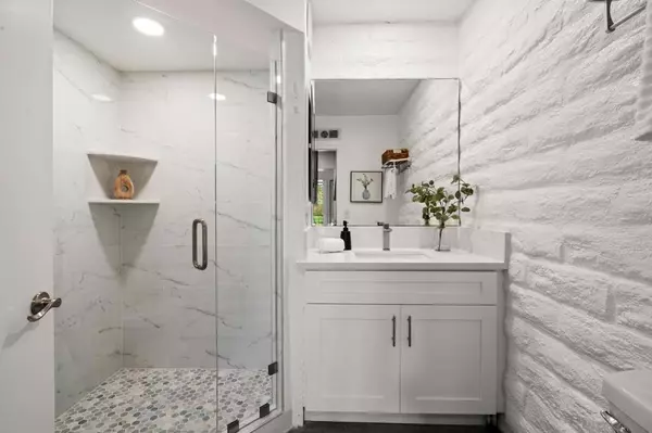 Carlsbad, CA 92009,2544 Navarra Drive 17 #17