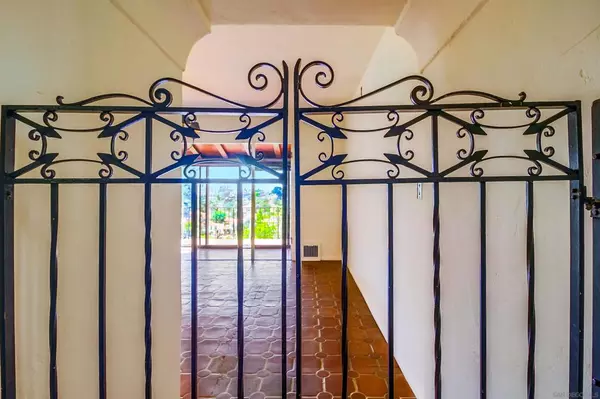 San Diego, CA 92103,2854 Albatross Street