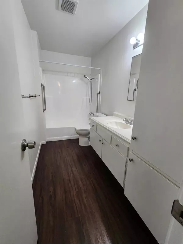 San Diego, CA 92122,8071 Camino Kiosco