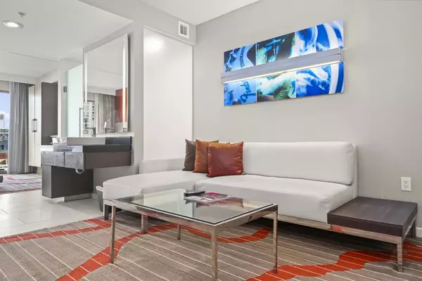 San Diego, CA 92101,207 5th Ave #940