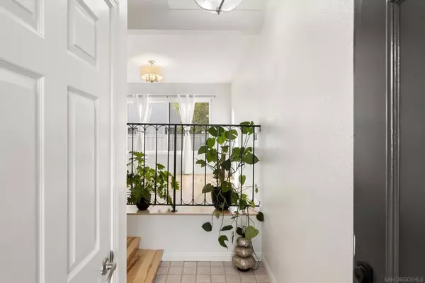 La Jolla, CA 92037,3348 Caminito Vasto