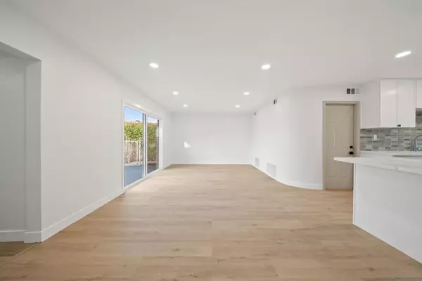 San Diego, CA 92105,3270 Easy St