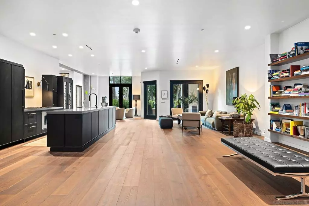 San Diego, CA 92103,2500 6th Ave #TH04