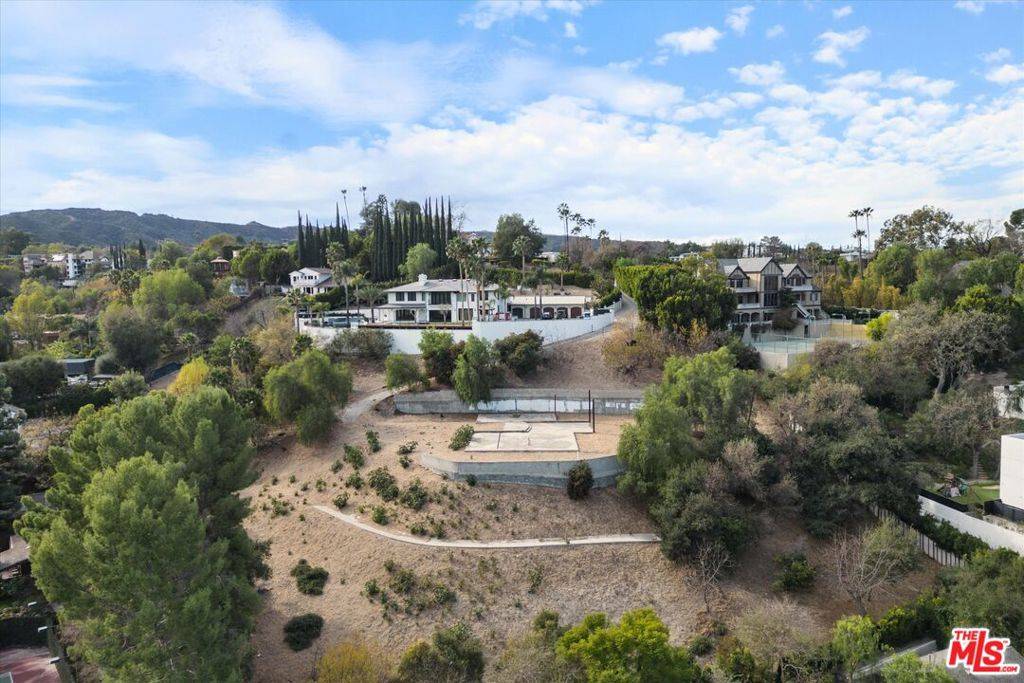 Encino, CA 91316,17229 Oak View DR