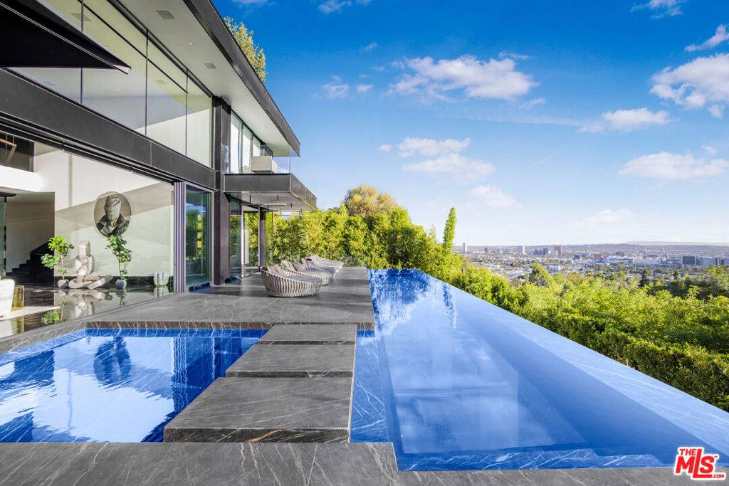 Los Angeles, CA 90069,1369 Londonderry PL