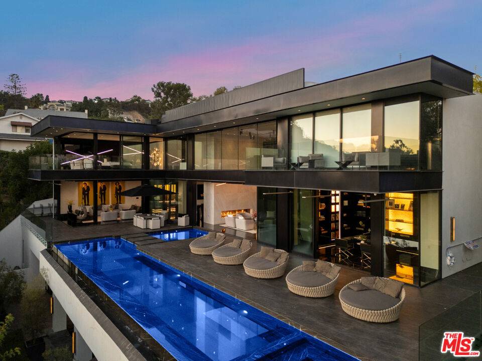 Los Angeles, CA 90069,1369 Londonderry PL