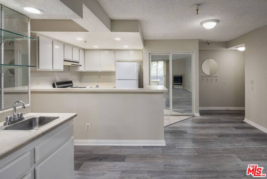 North Hollywood, CA 91601,5143 Bakman AVE #208