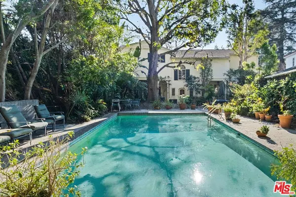 Los Angeles, CA 90069,1210 N Doheny DR