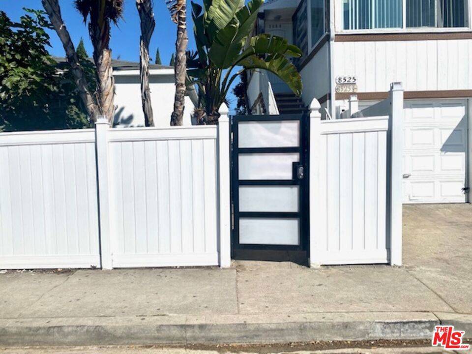 8525 1/2 Cadillac AVE, Los Angeles, CA 90034