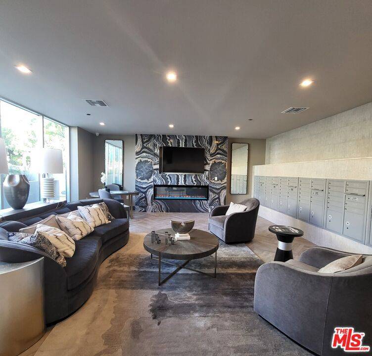 Los Angeles, CA 90005,750 S Kingsley DR #509