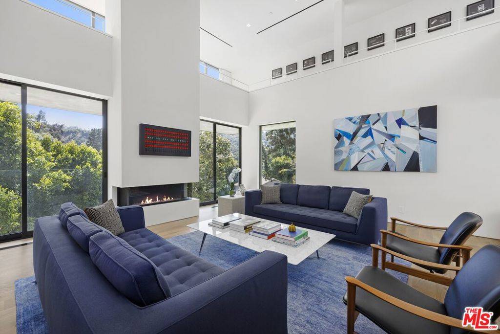 Los Angeles, CA 90077,10542 Fontenelle WAY