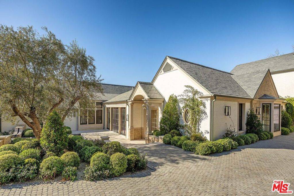 Los Angeles, CA 90049,141 N Bentley AVE