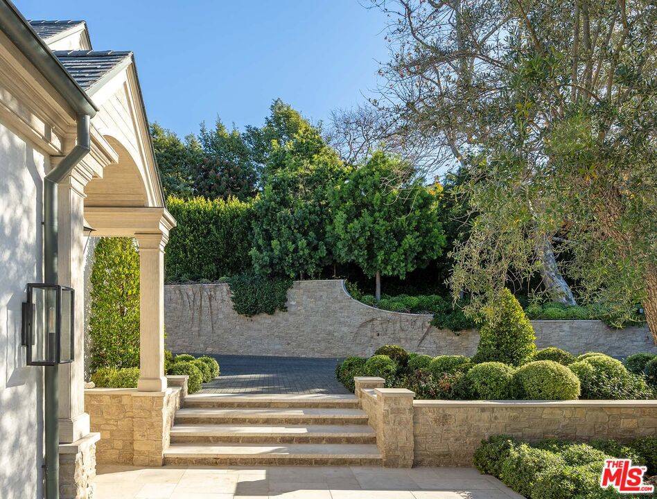 Los Angeles, CA 90049,141 N Bentley AVE