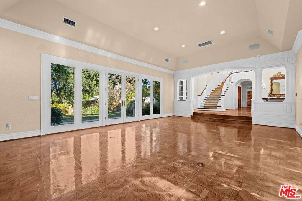 Tarzana, CA 91356,19333 Wells DR