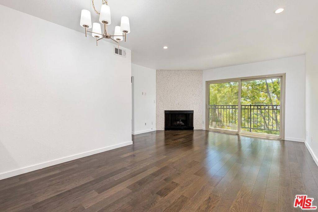 West Hollywood, CA 90048,141 S Clark DR #523