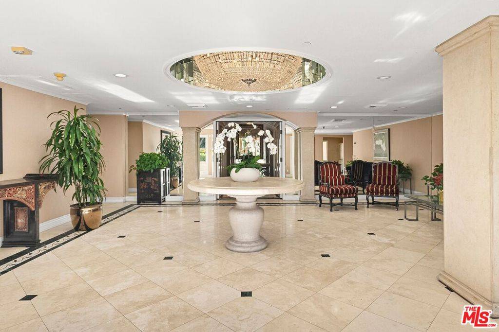 Beverly Hills, CA 90210,430 N Oakhurst DR #208