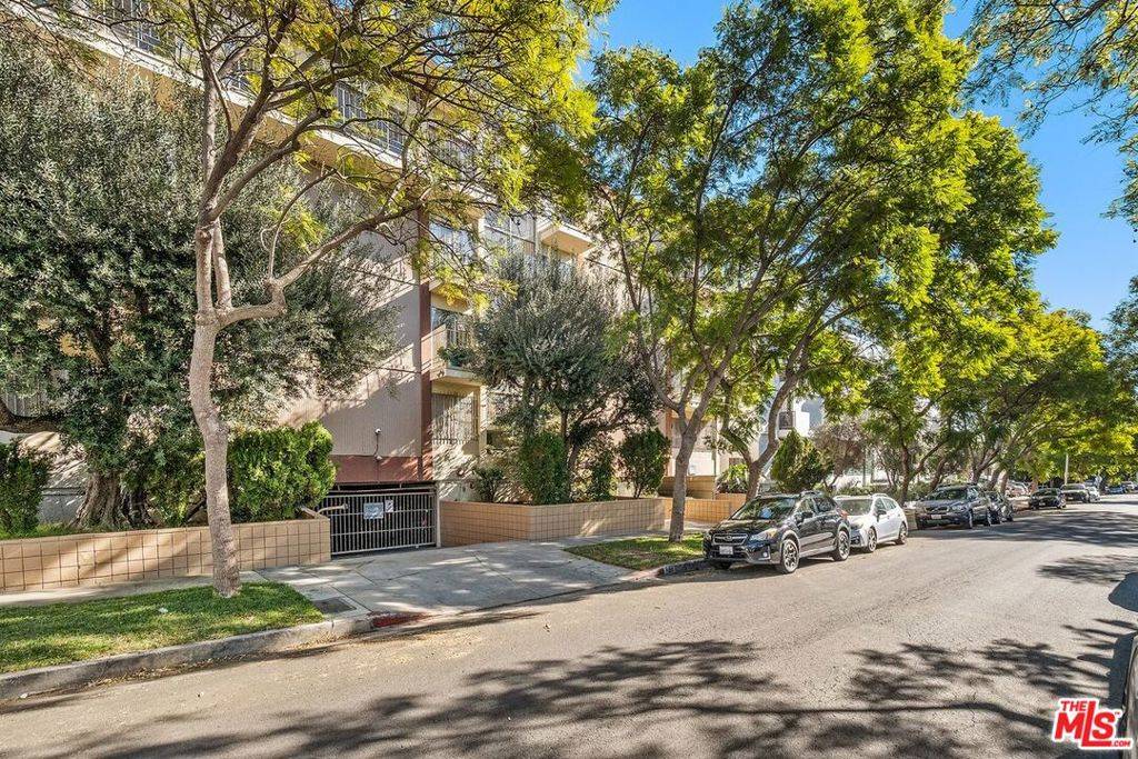 West Hollywood, CA 90048,626 N Flores ST