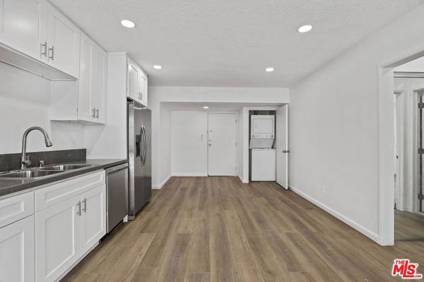Los Angeles, CA 90046,7949 Romaine ST #6