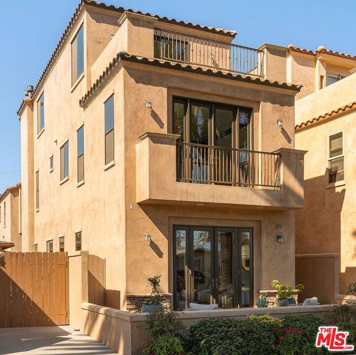 221 12th ST, Huntington Beach, CA 92648