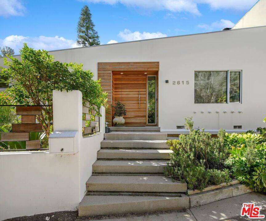 Los Angeles, CA 90046,2615 La Cuesta DR