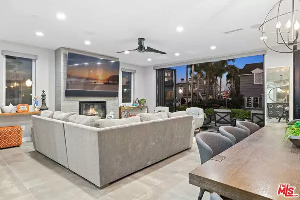 Newport Beach, CA 92662,121 Emerald AVE #2