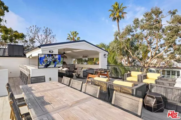 Newport Beach, CA 92662,121 Emerald AVE #2