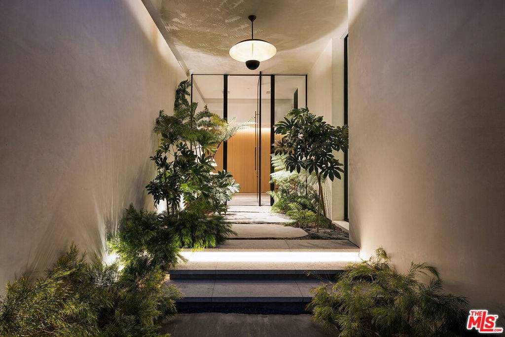 Los Angeles, CA 90069,1616 Rising Glen RD