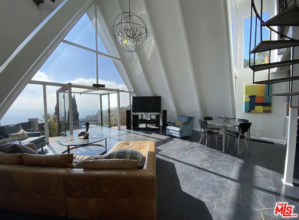 Los Angeles, CA 90069,2144 Sunset Plaza DR