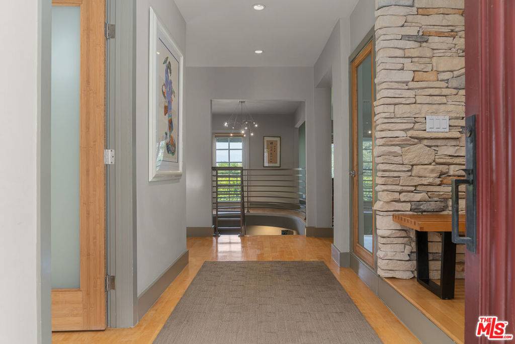 Sherman Oaks, CA 91423,13477 Contour DR