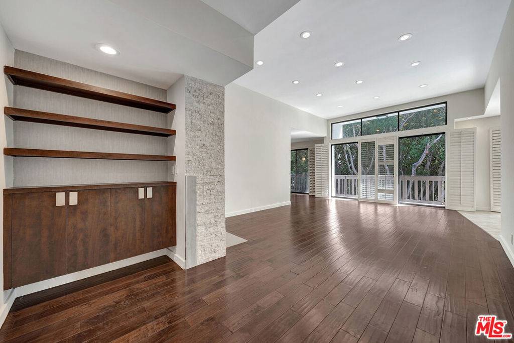 Los Angeles, CA 90048,8871 Burton WAY #305