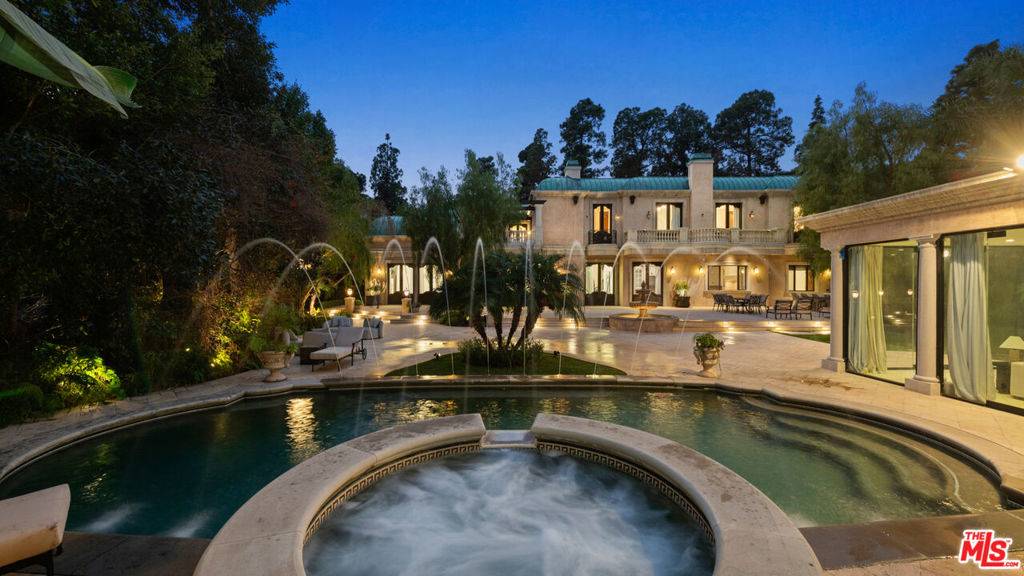 1021 N Crescent DR, Beverly Hills, CA 90210