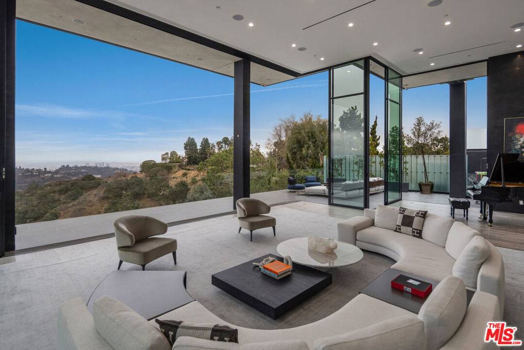 Los Angeles, CA 90077,2304 Donella CIR