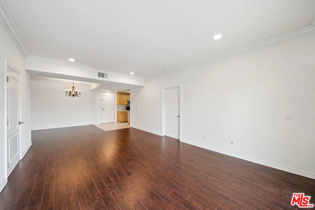 Los Angeles, CA 90034,3328 S. Oakhurst Ave. #205