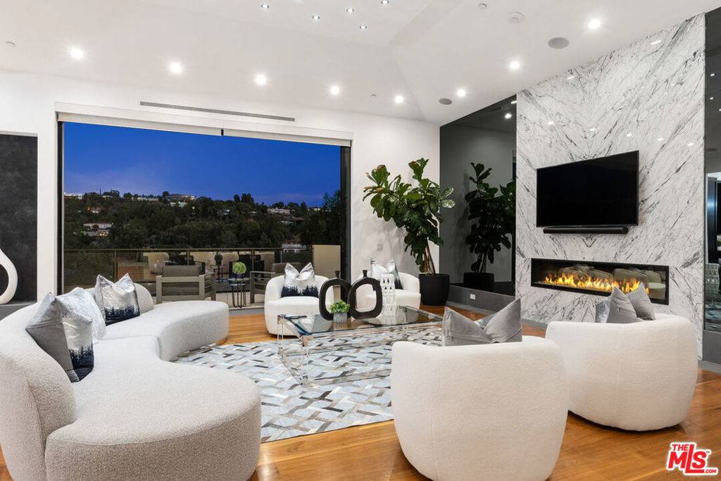 Beverly Hills, CA 90210,2358 Kimridge